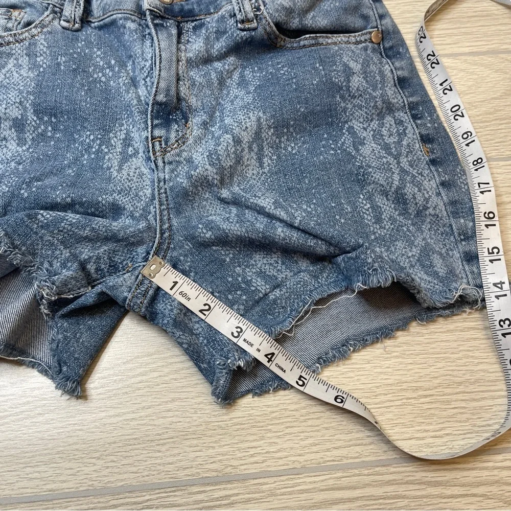 Judy Blue Mid Rise Snake Print Light Wash Blue Denim Jean Shorts Raw Hem Size M